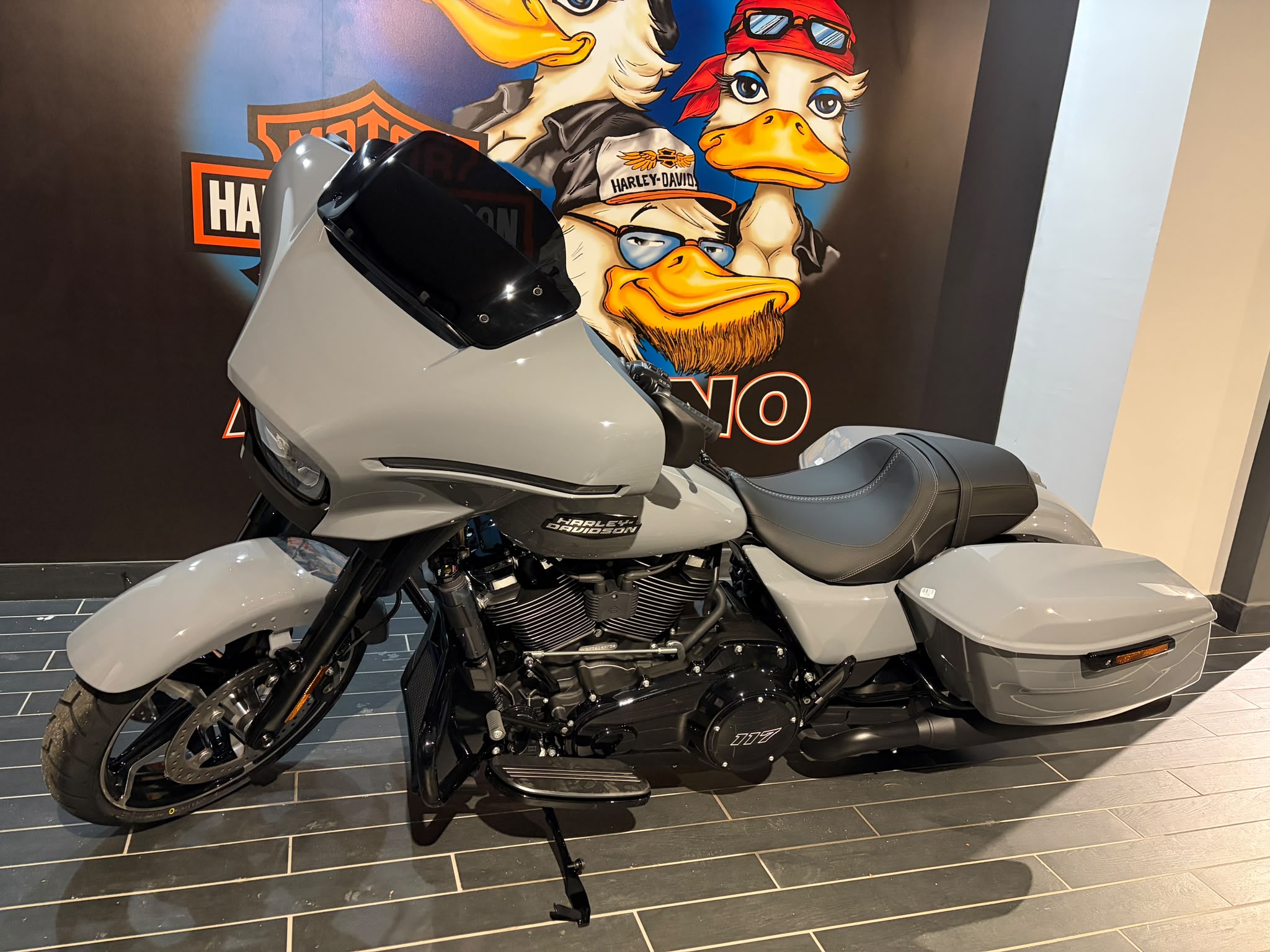 Harley-Davidson STREET GLIDE MY2026, BILLIARD GRAY/ BLK TRIM - immagine 2