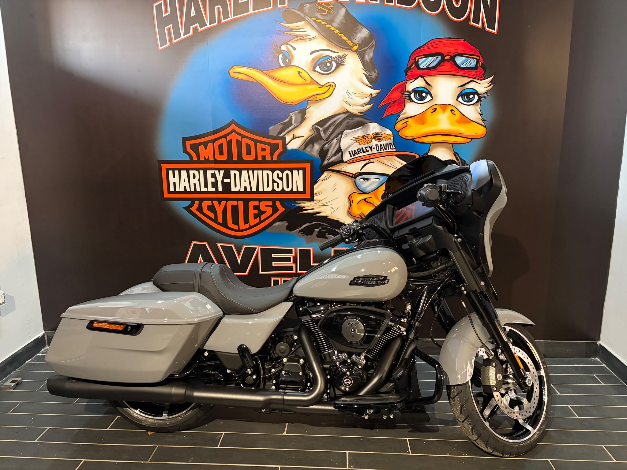 Harley-Davidson STREET GLIDE MY2026, BILLIARD GRAY/ BLK TRIM - immagine 3